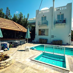 Julia Rethymno